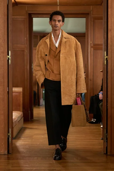 Look 25